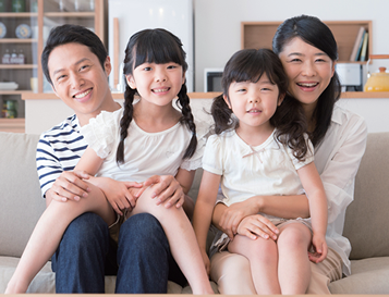 家族でくつろぐ様子のイメージ写真
