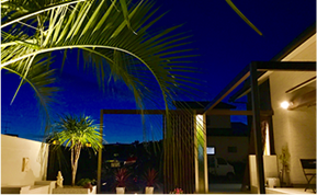 住宅の外構と庭をライトアップした外構工事の施工事例