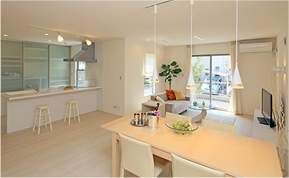 明るいリビングとキッチンの内装リフォーム施工事例