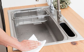 キッチンのシンクを清掃しているハウスクリーニング作業の様子