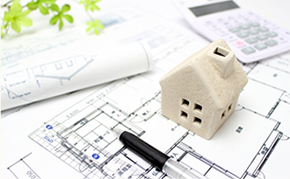 住宅の設計図と家の模型を用いたフジヤ有限会社の会社概要イメージ