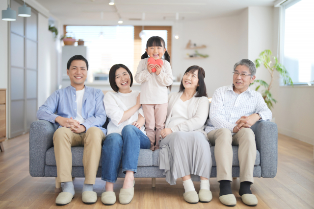 フジヤ有限会社のスタッフがオフィスで笑顔で並ぶ集合写真